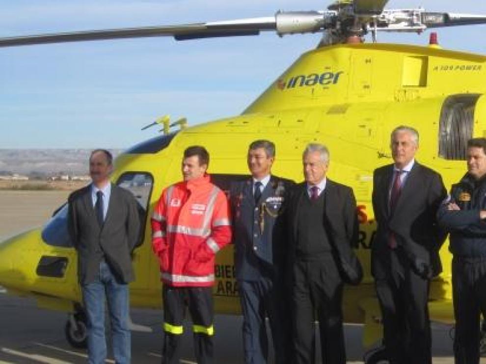 Autoridades junto al helicóptero medicalizado