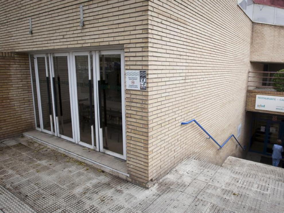 El acceso a la cafetería del hospital Miguel Servet