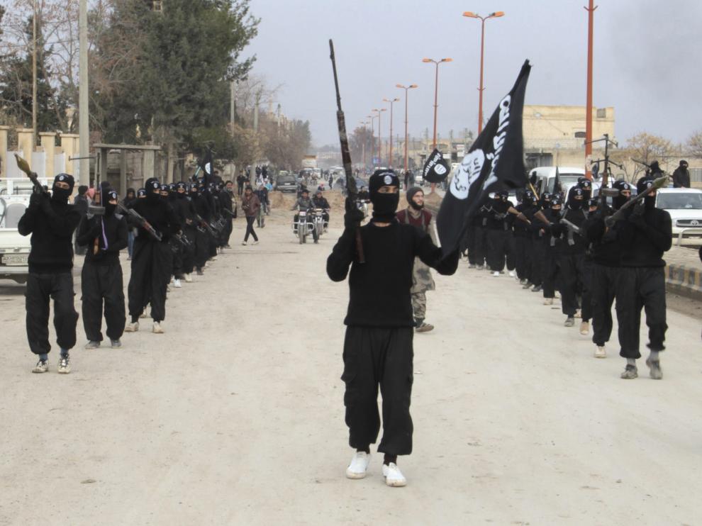 Miembros del Estado Islámico de Iraq y Siria desfilaron por la localidad siria de Tal Abyad