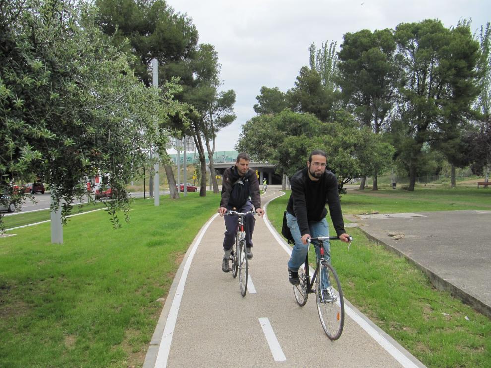 Ciclistas por el carril bici de Zaragoza.
