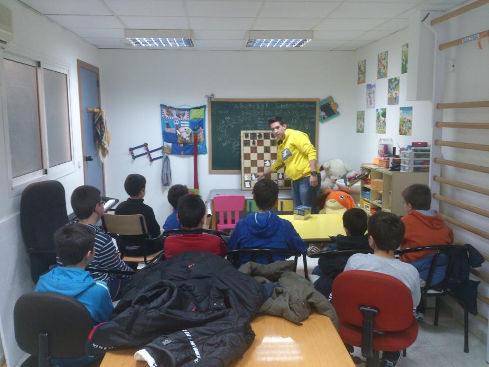 Borja dando clases de ajedrez en la sede de Aspanoa