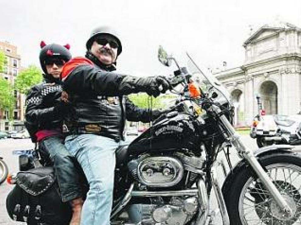 Niño y padre a lomos de una Harley