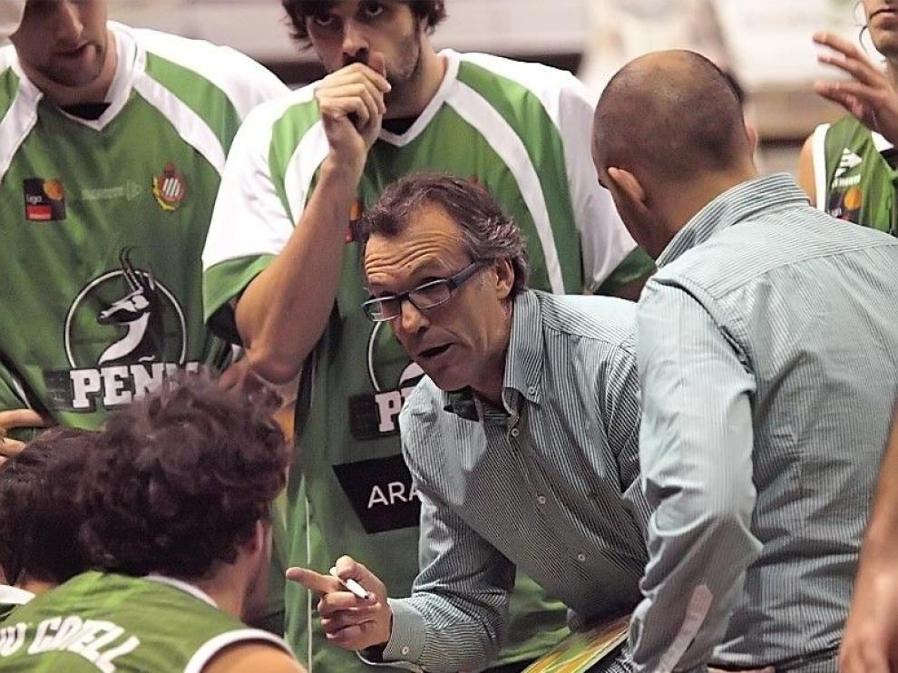 Quim Costa da instrucciones a los jugadores