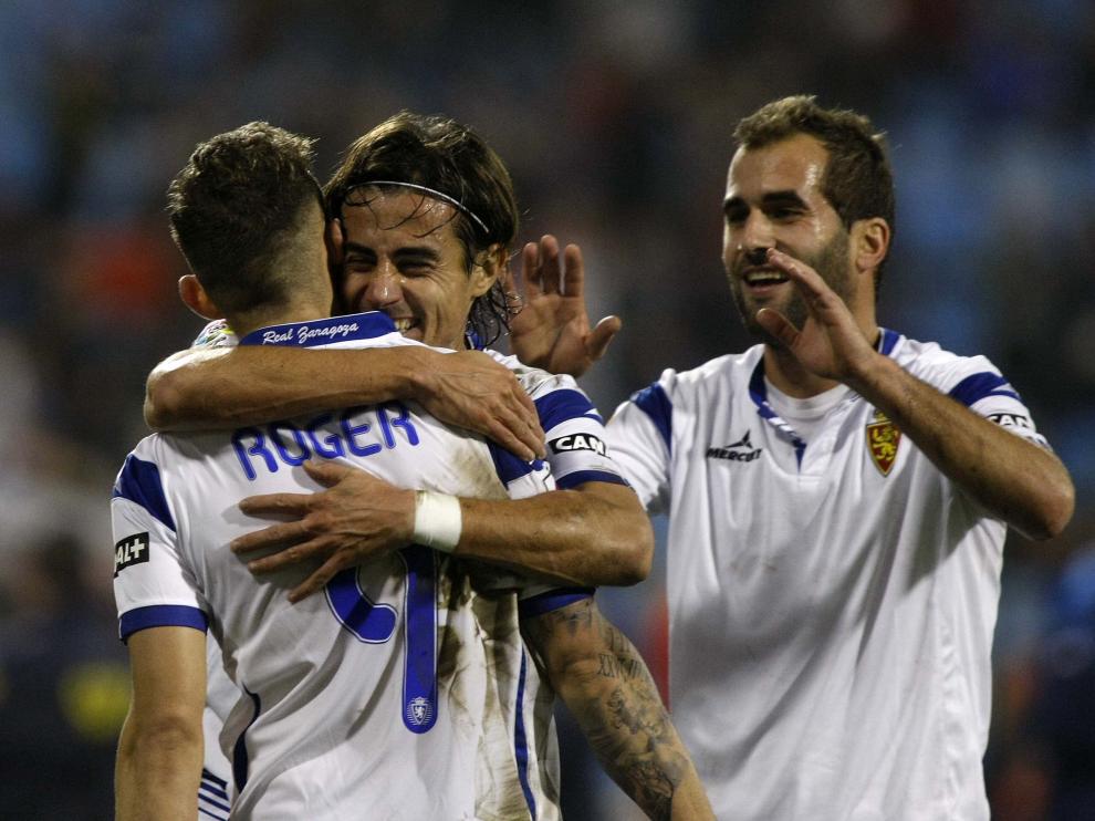 Los jugadores del Real Zaragoza felicitan a Roger