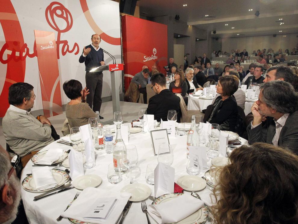 Rubalcaba pronunciando su discurso durante la cena de Año Nuevo del PSOE de Cantabria