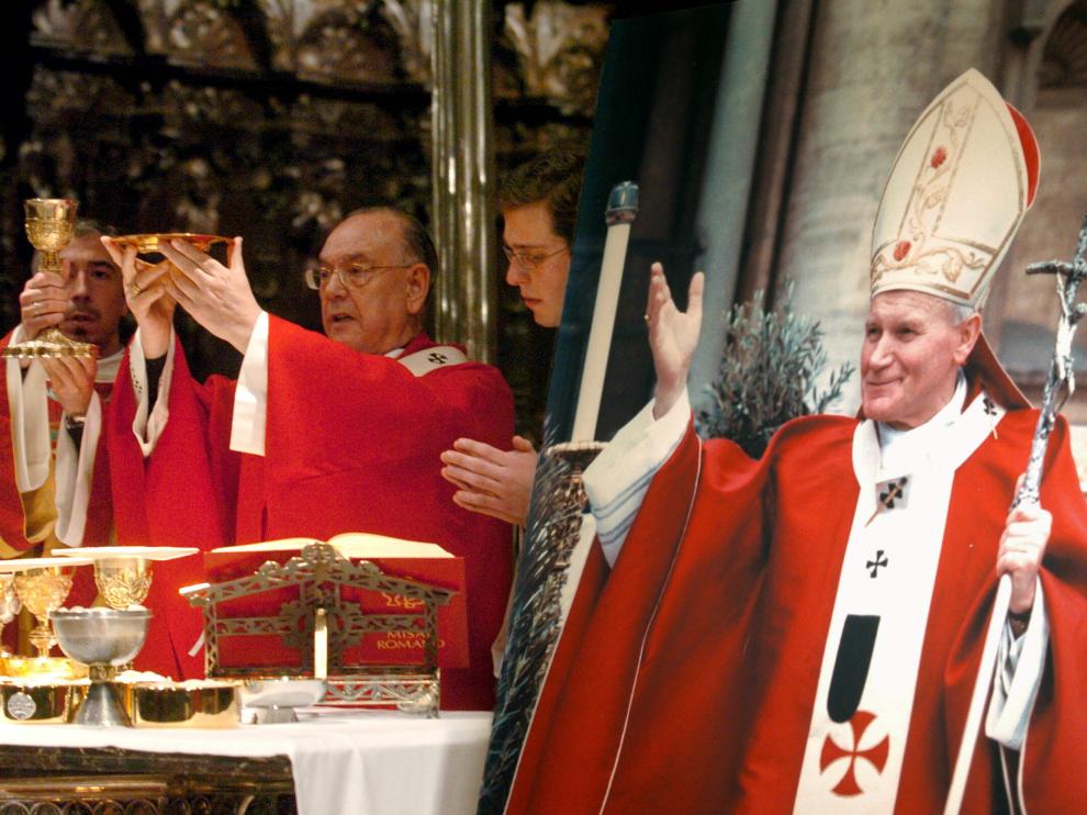 El cardenal Fernando Sebastián celebra el funeral por el papa Juan Pablo II