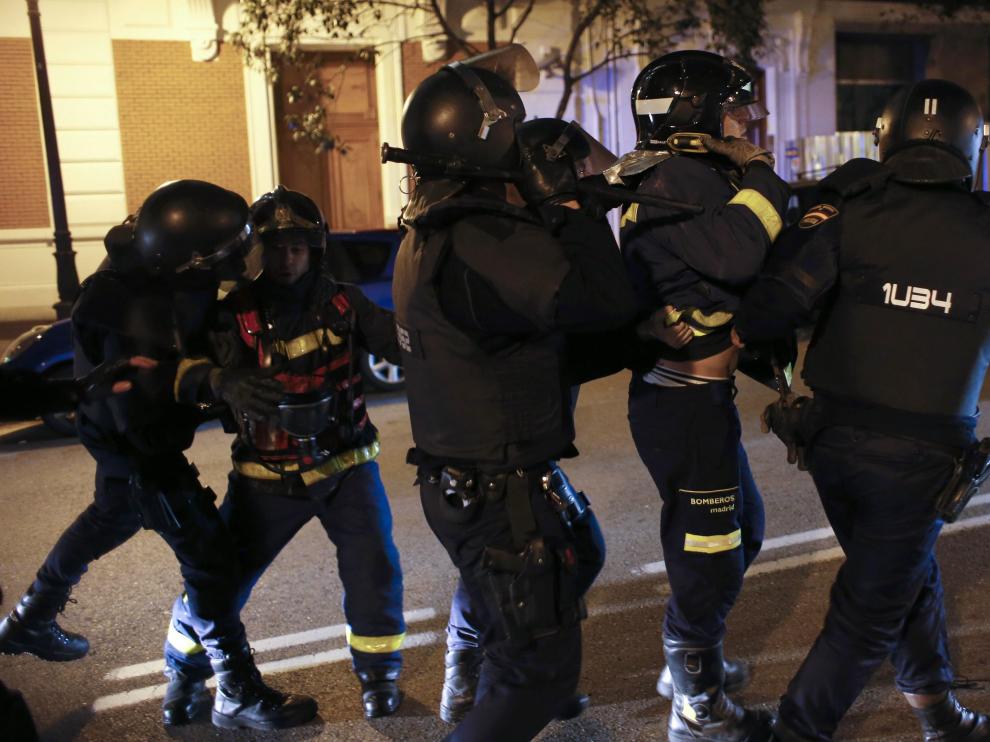 Momento de la detención de un bombero que estaba de servicio