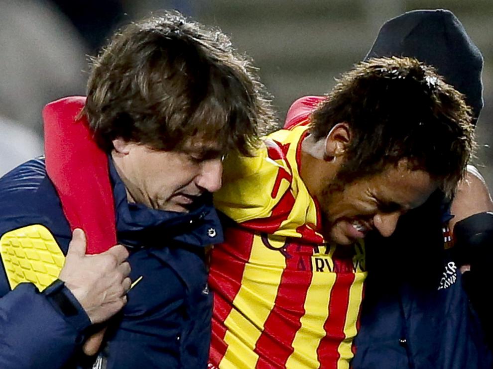 Neymar se retira lesionado