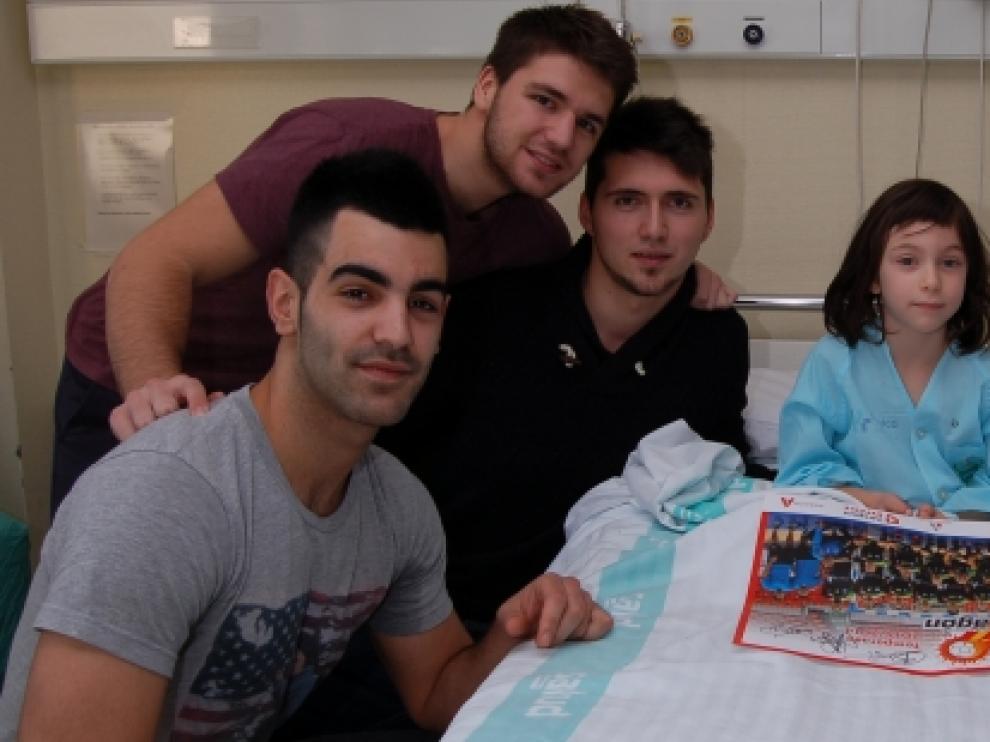 Los jugadores junto a una niña ingresada
