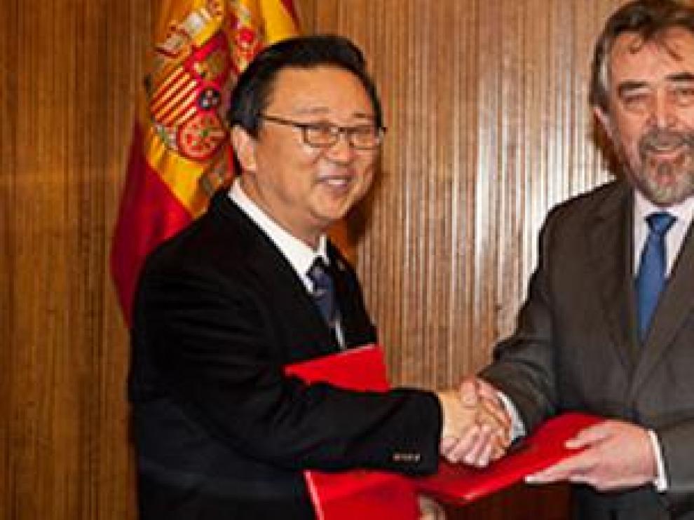 Belloch junto al alcalde de Paju