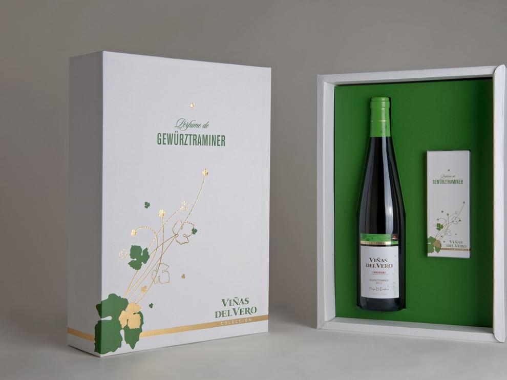 El estuche para regalar que incluye botella de vino y frasco de perfume