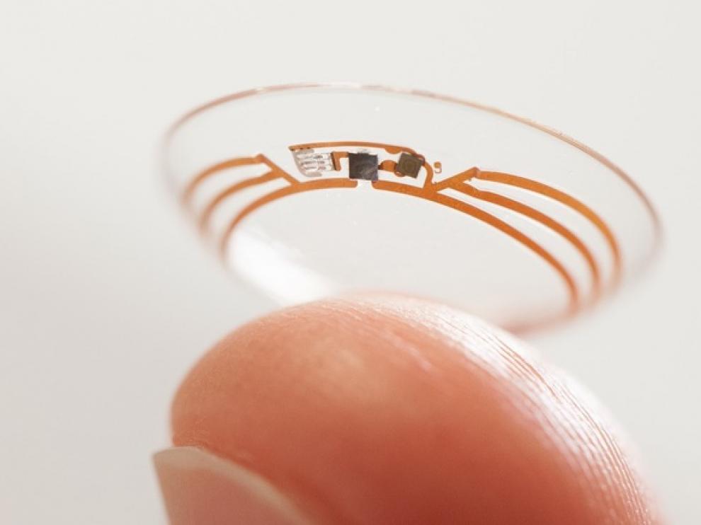 Las lentillas inteligentes están equipadas con un chip inalámbrico y un sensor incluidos entre dos capas de material