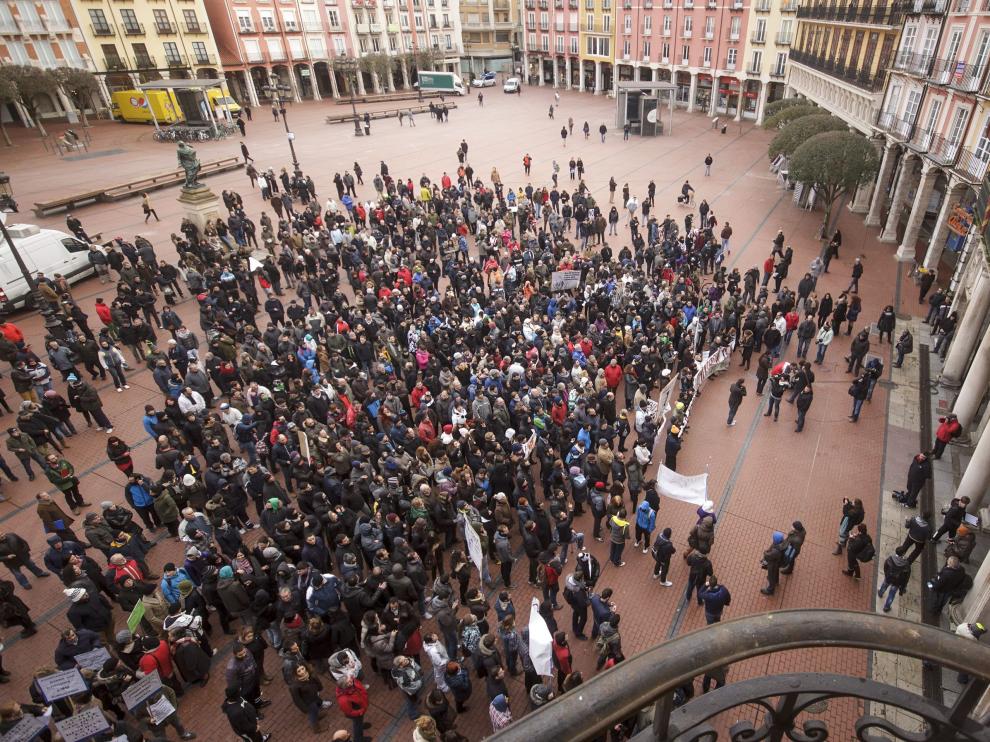 Vecinos del barrio burgalés de Gamonal se han concentrado hoy a las puertas del Ayuntamiento de Burgos