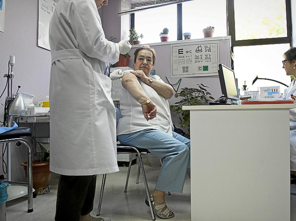 Una paciente se vacuna en un centro de salud de Zaragoza