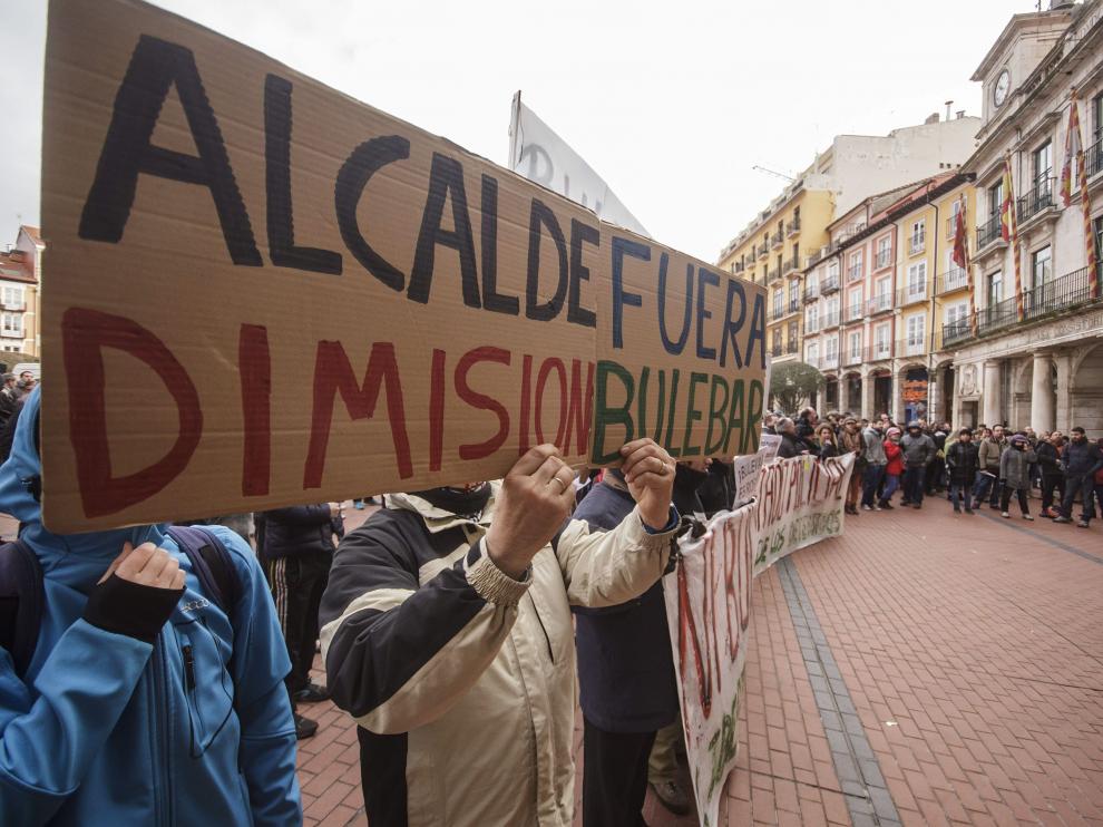 Protesta de los vecinos ante el Consistorio burgalés