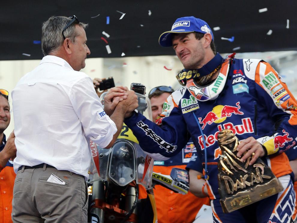 Coma recibe el galardón de ganador del Dakar