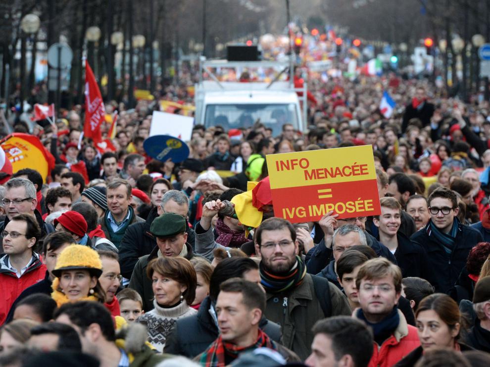 Miles de personas se manifiestan en París contra el aborto