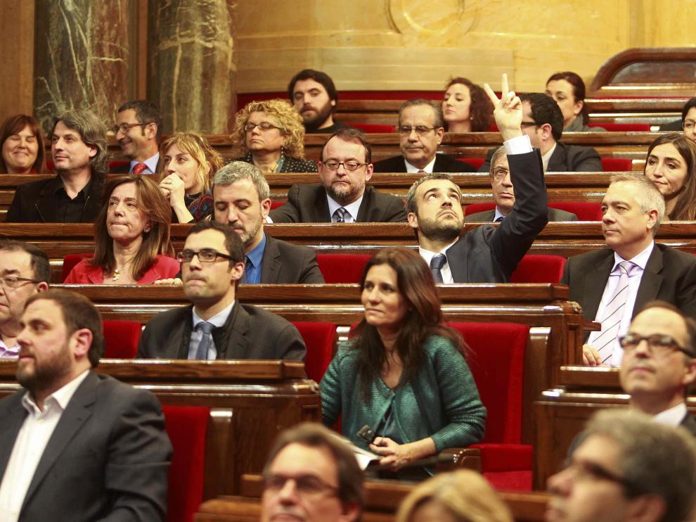 Momento en el que el portavoz del PSC indica con la mano en alto a los diputados del grupo socialista que voten 'no'