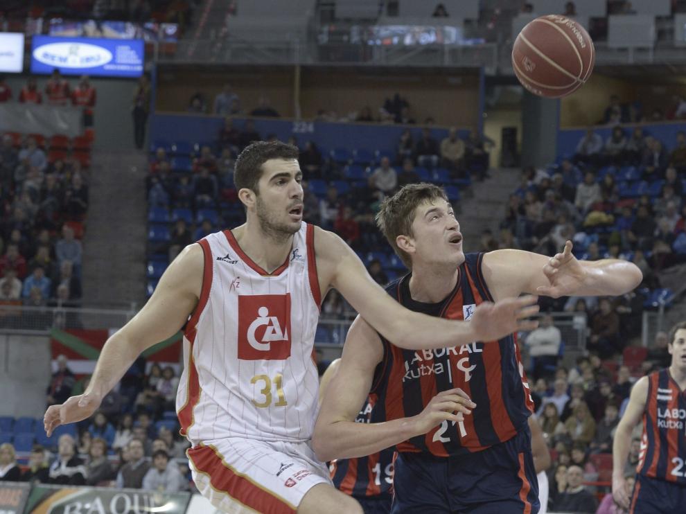 Fontet pelea con Pleiss, en el duelo ante Laboral Kutxa