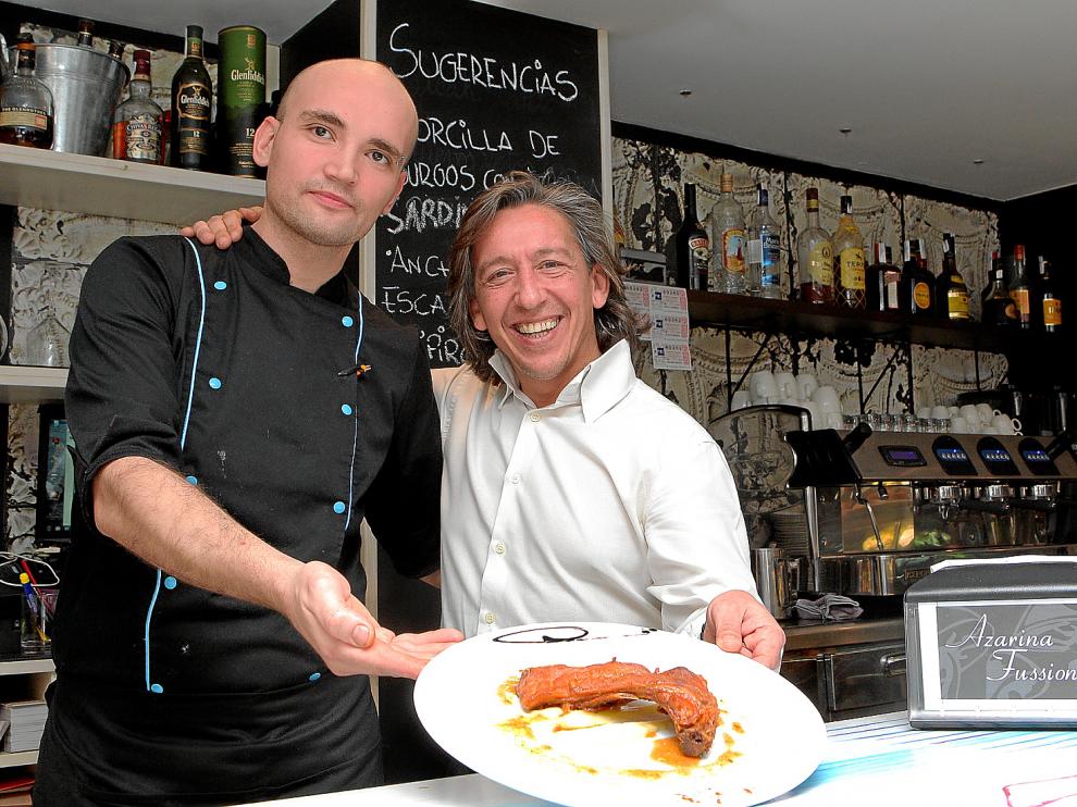 Ismael Herrero y Pedro Ruiz, del restaurante Azarina Fussion, con el plato elaborado con la receta de manzana