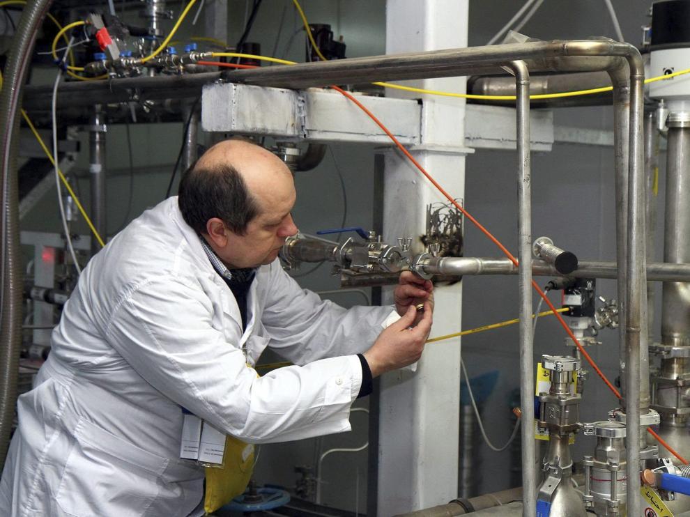 Un inspector de la Organización de Energía Atómica de Irán examina una planta nuclear de Natanz (Irán)