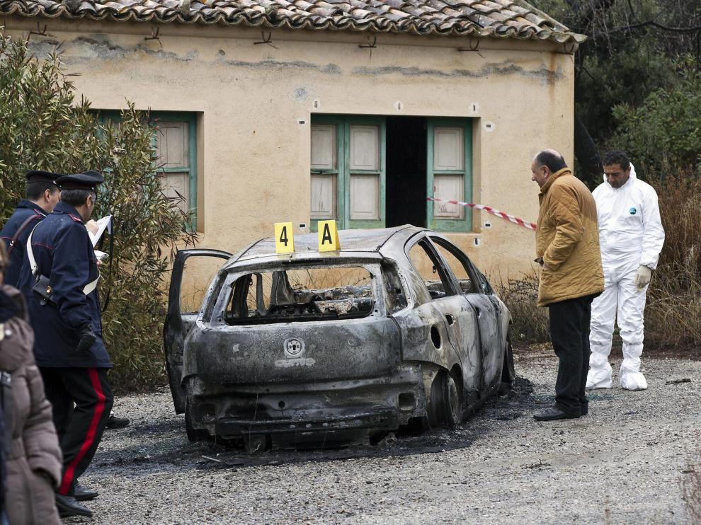 Los cuerpos aparecieron carbonizados dentro de un coche