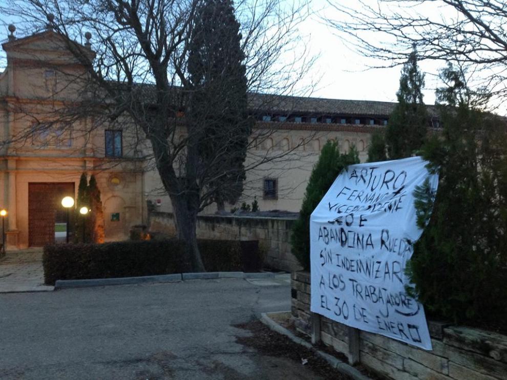 Cartel de protesta en el Monasterio de Rueda