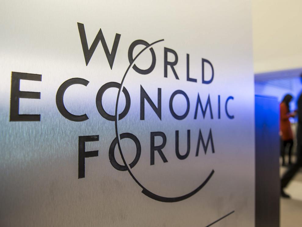 Varios participantes toman un descanso en el primer día de la 44 edición del Foro Económico Mundial celebrado en Davos
