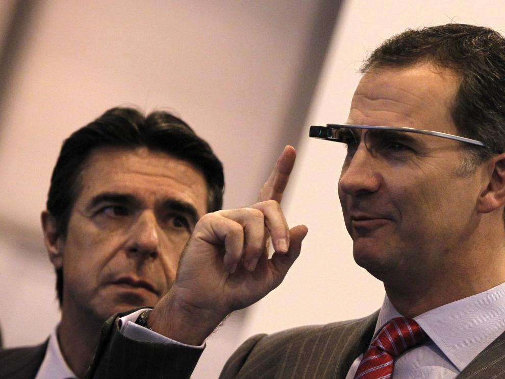 El príncipe prueba las gafas de Google