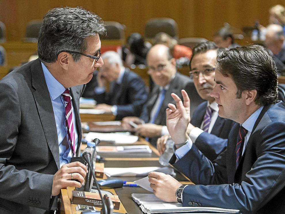 Los responsables de Sanidad, Ricardo Oliván, y Hacienda, José Luis Saz, junto a Bermúdez de Castro