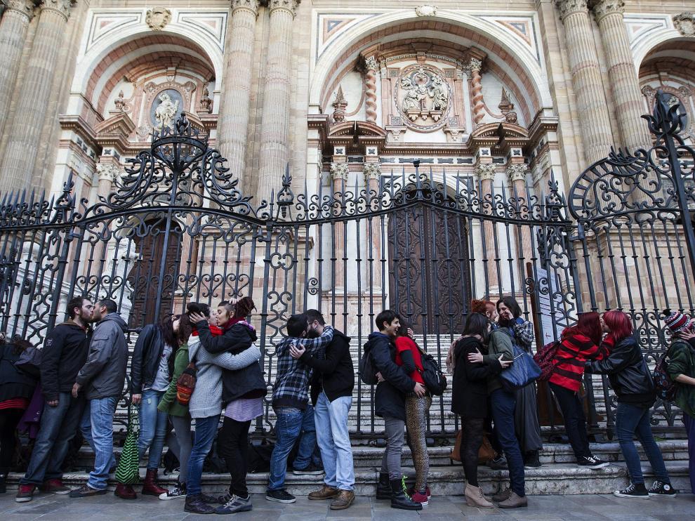 Besada ante el Palacio Episcopal y la Catedral de Málaga