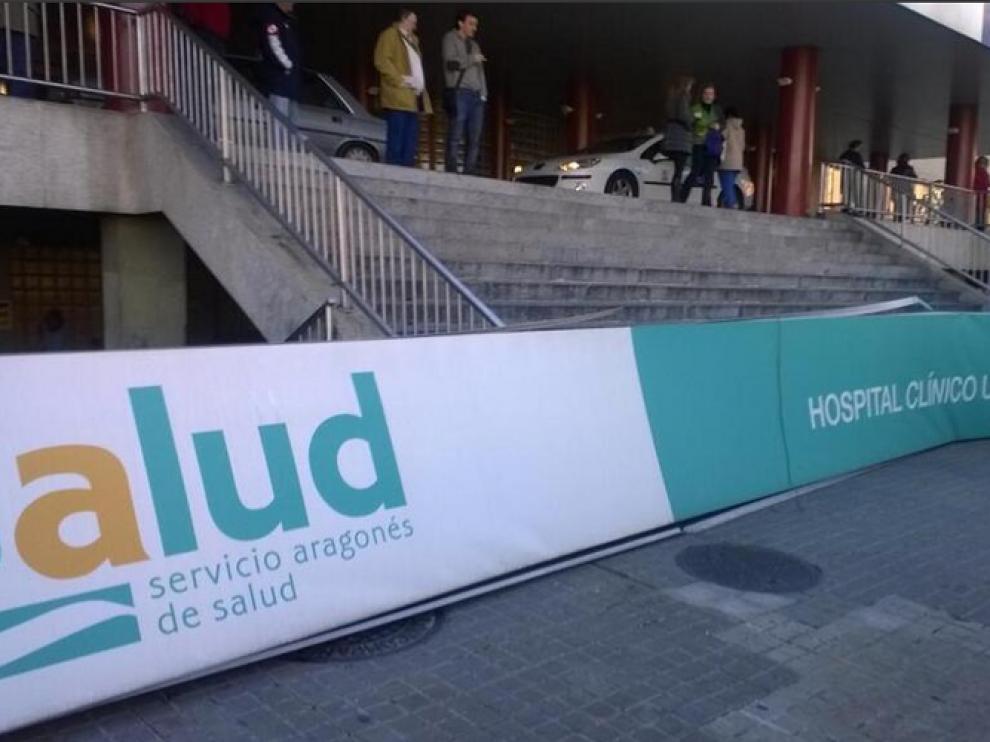 El cartel del Hospital Clínico de Zaragoza desprendido este jueves