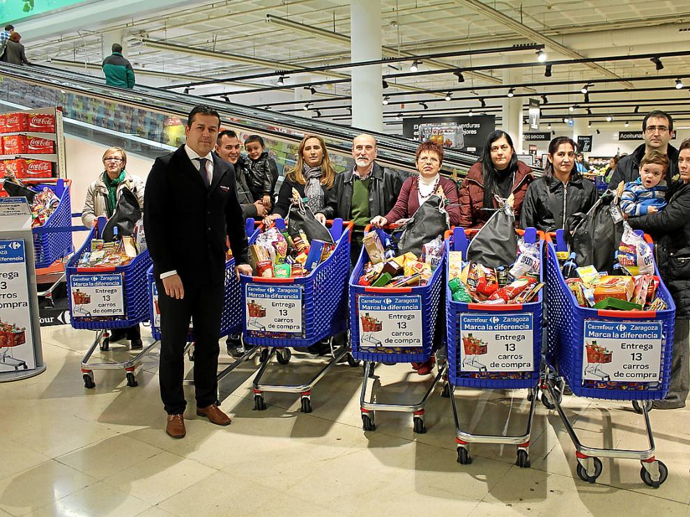 El director de Carrefour Augusta, José Antonio Moreno, ayer, con los clientes agraciados.