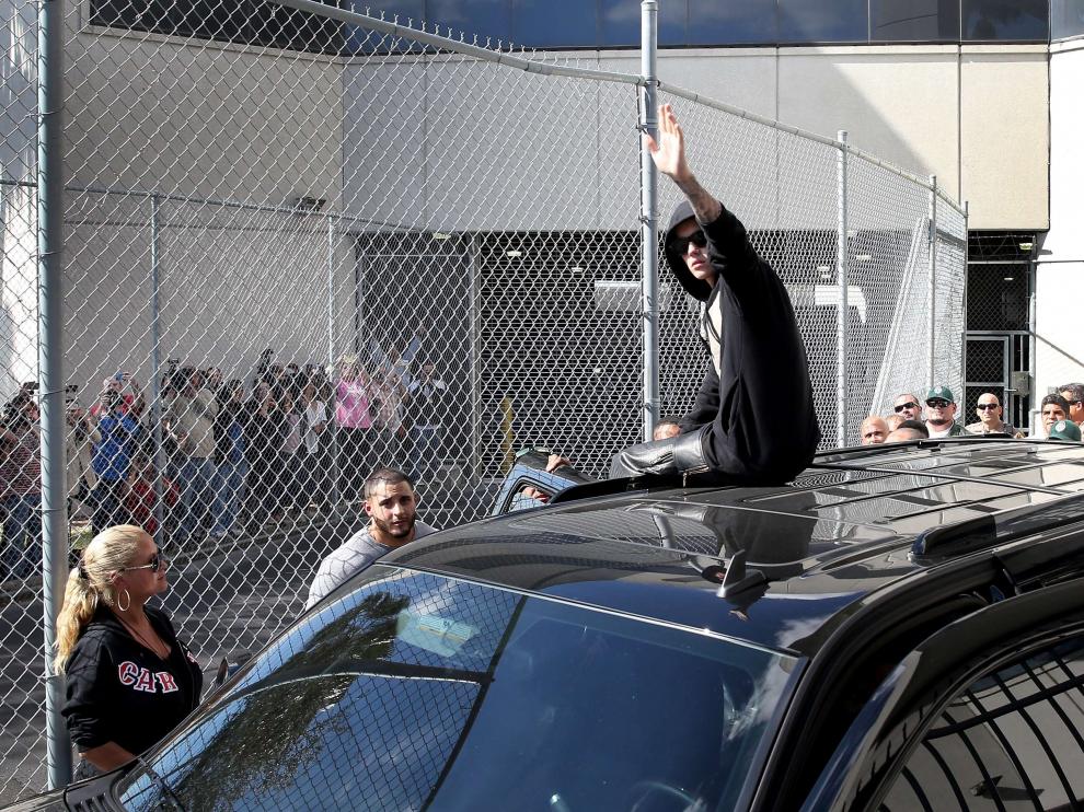 Justin Bieber tras pagar la fianza
