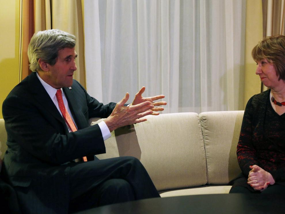 Kerry, junto a Catherine Aston, este jueves.