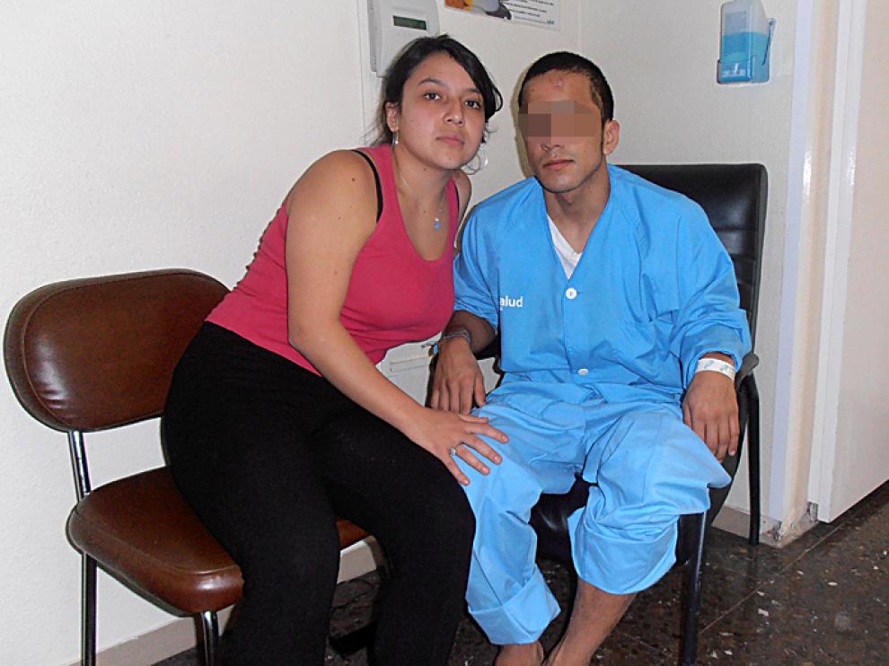 El herido, que convalece en el Obispo Polanco, junto a su hermana.