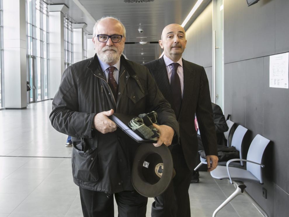 Carlos Esco, junto a su abogado