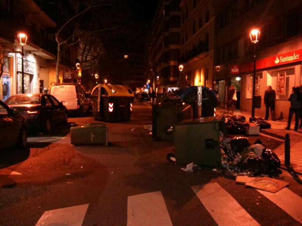 Contenedores volcados en la calle Verónica de Zaragoza