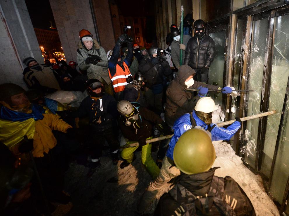 Manifestantes tratan de asaltar la Ukrainian House, donde la policía se ha refugiado