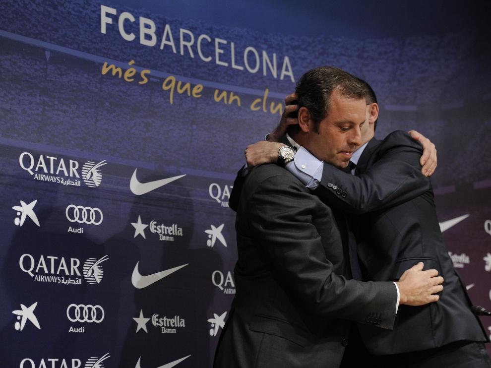 Rosell abraza a Bartomeu durante su despedida