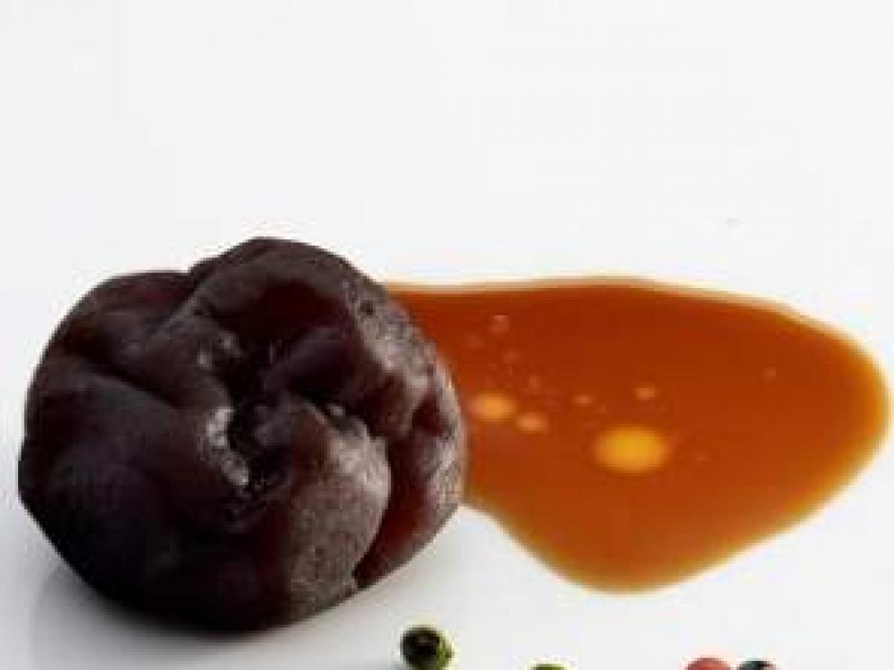 Ciruelas pasas terrosas en su fondo, una receta de Andoni Luiz Aduriz