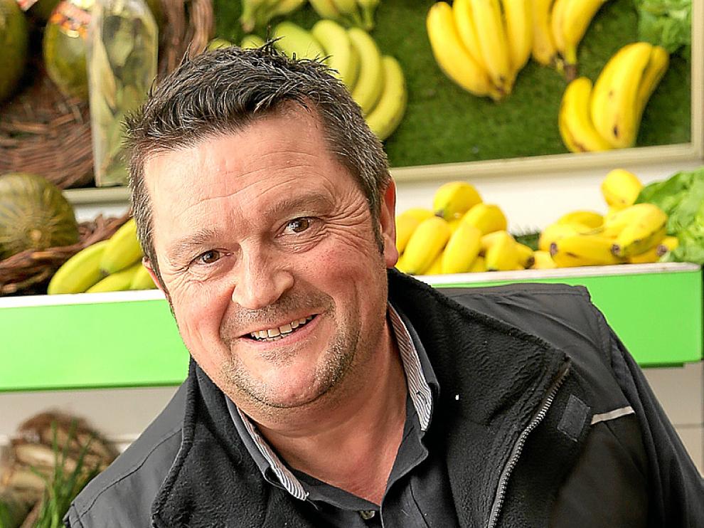 El frutero Antonio Gracia muestra una col lombarda.