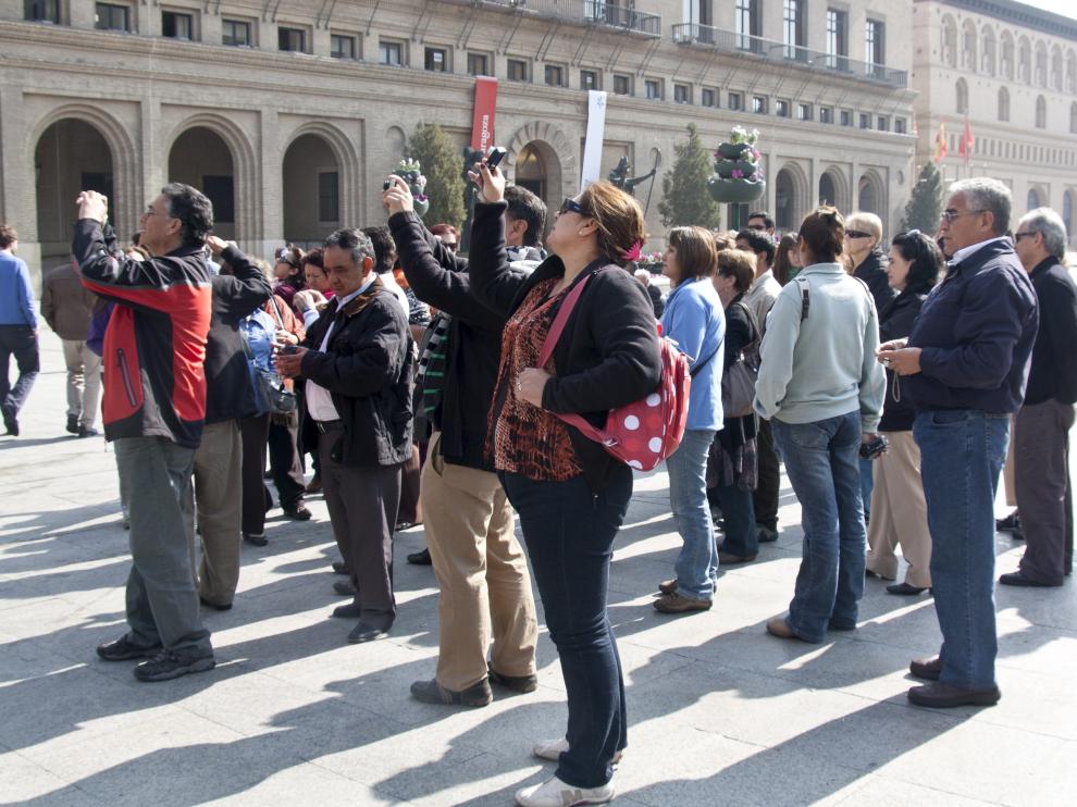 Turistas en la plaza del Pilar