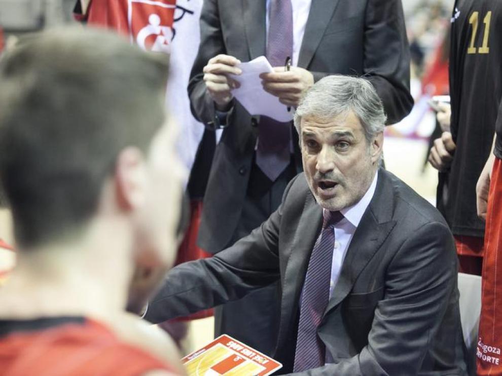 Abós da instrucciones a sus jugadores en el partido de Eurocup