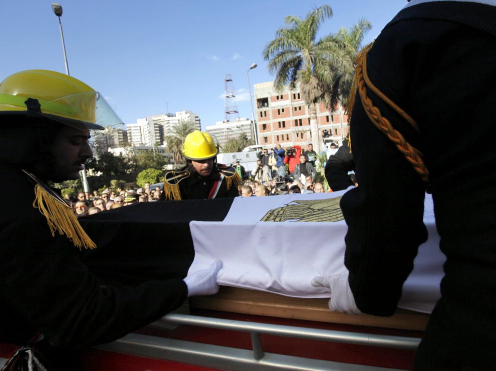 Varios policías egipcios portan el féretro del general egipcio muerto en el atentado.