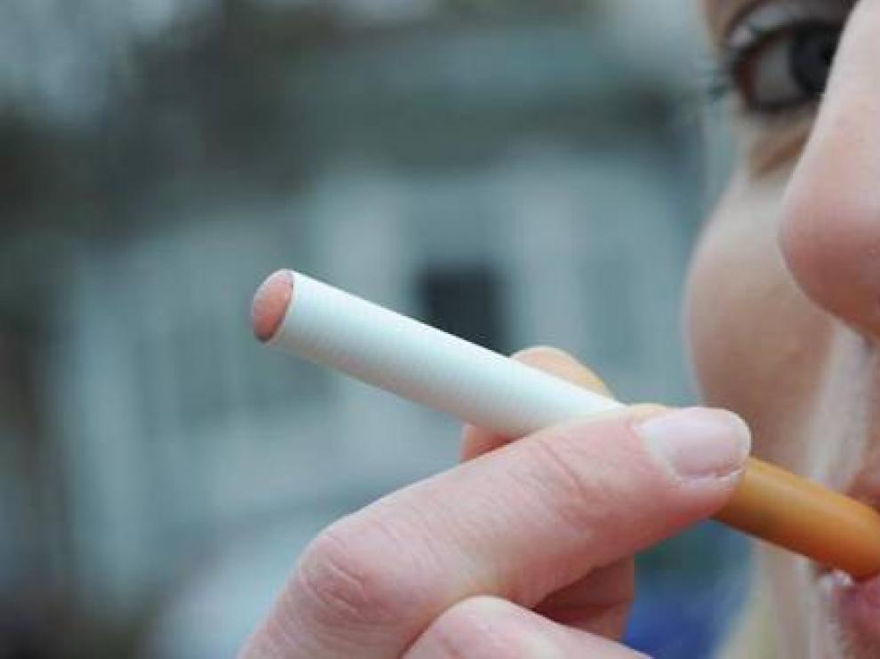 Fumar solo tabaco también se relacionó con un tamaño más pequeño de la cabeza del hijo y menor peso al nacer.