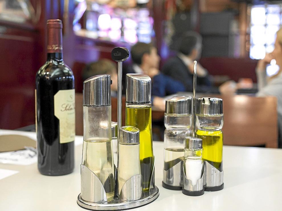 Las aceiteras rellenables de los restaurantes tienen los días contados.