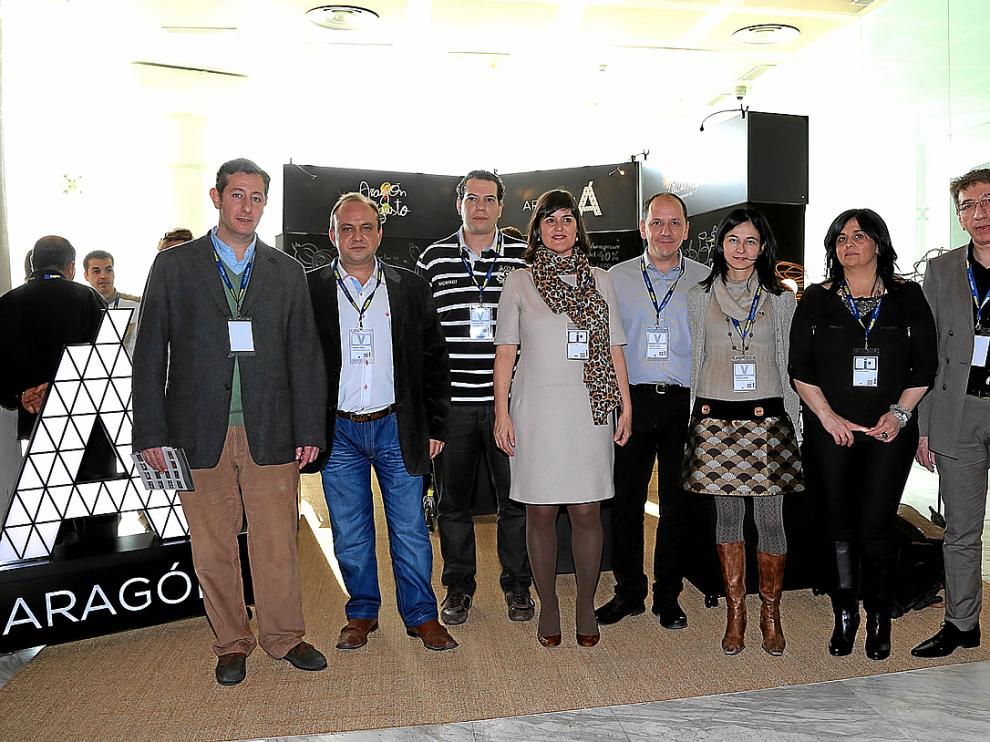 Estrellas Michelin de Aragón. De izquierda a derecha, Josechu Corella (Bal d'Onsera), Rafael Abadía y David Fernández (Las Torres), Elena Allué (directora general de Turismo), Sebastián Roselló y María José Meda (El Batán) y Marisa Barberán y David Pérez