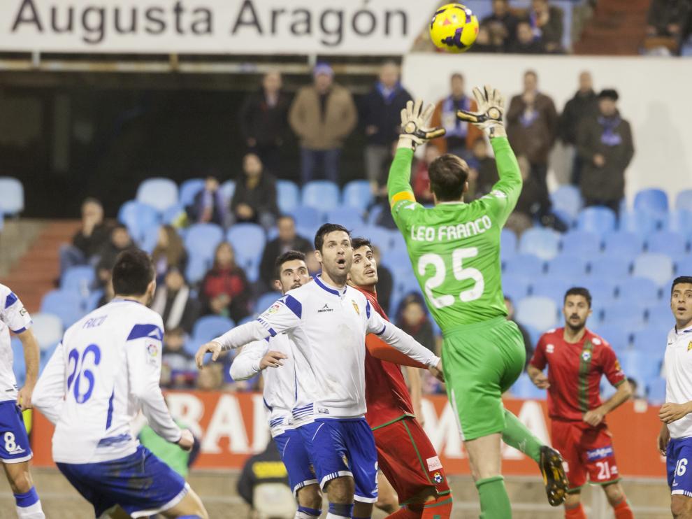 Arzo mira a Leo Franco mientras salta a por el balón