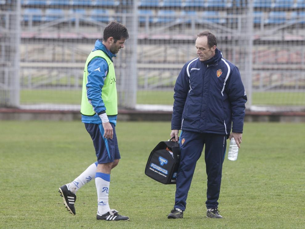 Arzo conversa con el 'fisio' del equipo